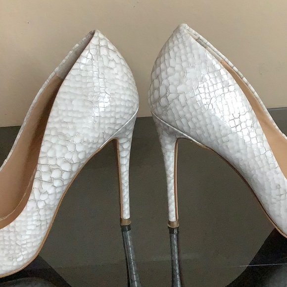 White crocodile print, pointy heels - Picture 6 of 10